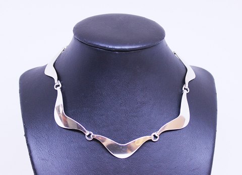 Necklace of 925 sterling silver and stamped H.S. by Hermann Siersbøl.
5000m2 showroom.
