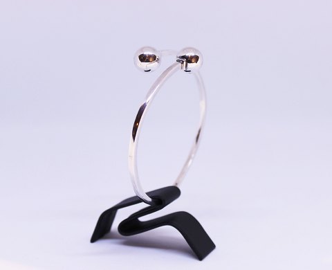 Armring with opening decorated with two silver balls of 925 sterling silver, 
stamped HaH.
5000m2 showroom.
