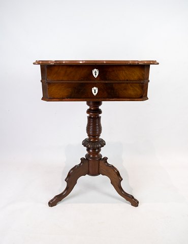 Side table of handpolished mahogany decorated with mother of pearl from around 
1860.
5000m2 showroom.
