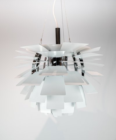 White artichoke, Ø48, designed by Poul Henningsen in 1958 and manufactured by 
Louis Poulsen.
