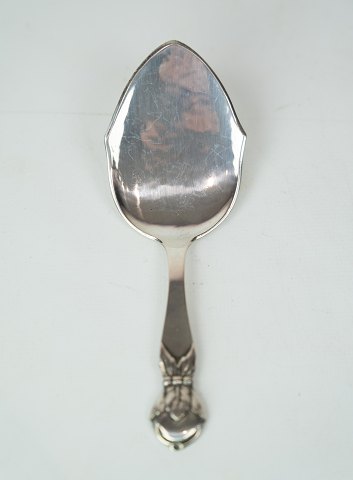 Cake server of hallmarked silver.
5000m2 showroom.
