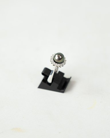 Ring of 18 ct. white gold with tahitian pearl circled by 15 diamonds.
5000m2 showroom.
