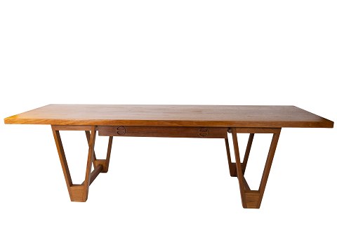 Coffee table in teak designed by Illum Wikkelsø from the 1960s.
5000m2 showroom.
