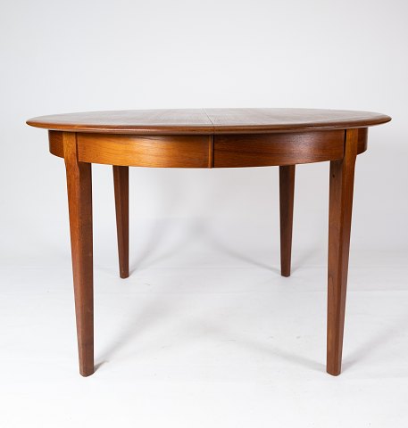 Dining table in teak of danish design from the 1960s.
5000m2 showroom.
