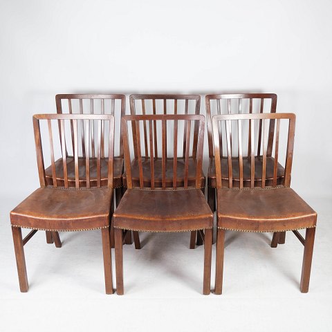 Set of six dining room chairs of mahogany and upholstered with brown patinated 
leather manufactured by Fritz Hansen in the 1940s. 
5000m2 showroom.
