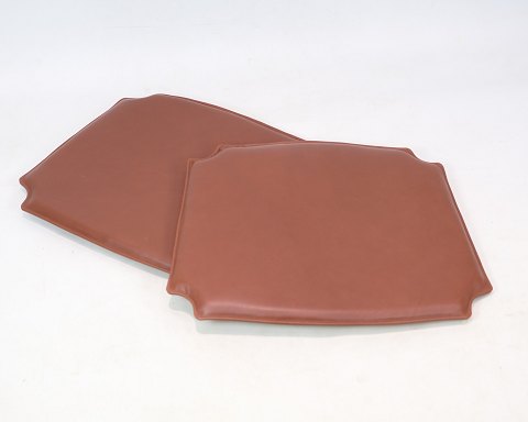 Sæt Af 2 Hynder - Pasform Model CH24 - Cognac Læder - Hans J. Wegner
Flot stand
