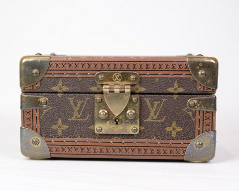 Louis Vuitton Coffret Trésor - Treasure Chest - Canvas & Patinated Brass - Beige 
- Monogram - France
Great condition
