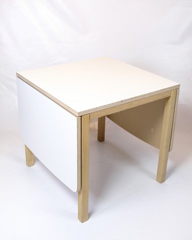 Bord Med Klapper - Model 517 - Topplade Med Hvid Laminat - Egetræ - Haslev 
Møbelsnedkeri
