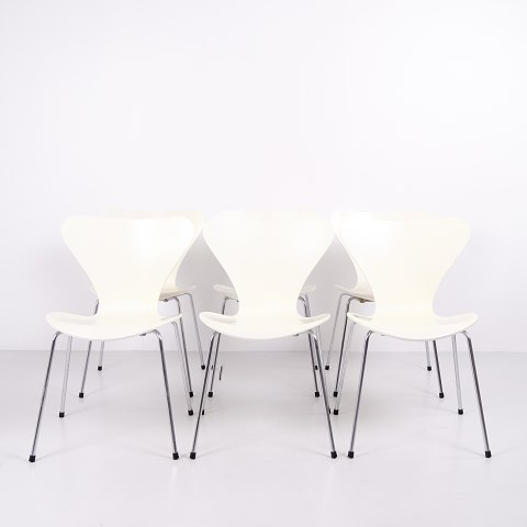 Suite de 6 Chaises Série 7 Modèle 3107 en Placage Laqué Blanc avec Piètement Chromé par Arne Jacobsen pour Fritz Hansen
