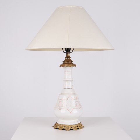 Lampe en Verre Opalin Blanc avec Motif Rouge et Base en Laiton des Années 1880