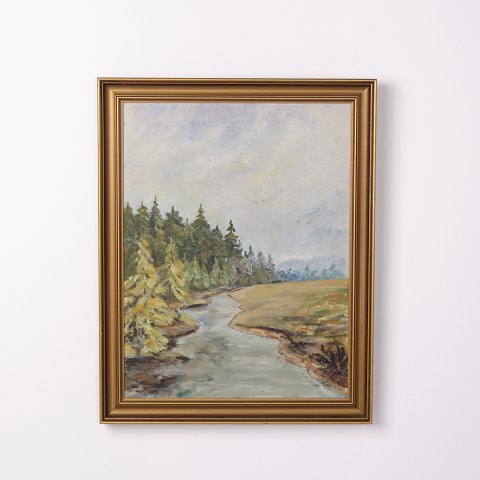 Landschaftsgemälde auf Leinwand aus den 1950er Jahren. Das Werk ist in einem Goldrahmen eingefasst und zeigt ein klassisches Naturmotiv mit Fokus auf Landschaft, Licht und Atmosphäre. Landschaftsmalerei gehörte im 20. Jahrhundert zu den beliebtesten Kunstgattungen in Dänemark und Europa.— Periode: 1950er Jahre— Motiv: Landschaft— Material: Öl auf Leinwand— Rahmen: Goldrahmen— Typ: Landsc