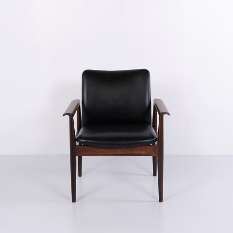 Fauteuil Diplomat 209 en Palissandre et Cuir Noir par Finn Juhl pour France & Son