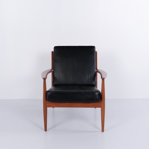 Fauteuil modèle 118 par Grete Jalk pour France & Søn en teck et cuir noir des années 1960