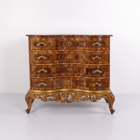 Commode Baroque Ancienne À 4 Tiroirs En Noyer Poli Avec Marqueterie Et Poignées En Laiton Des Années 1760