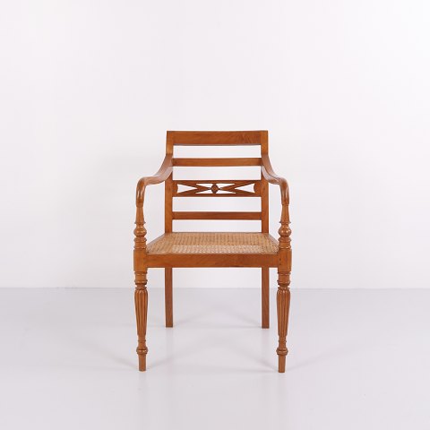 Fauteuil ancien de style Empire et Biedermeier avec cannage des années 1940