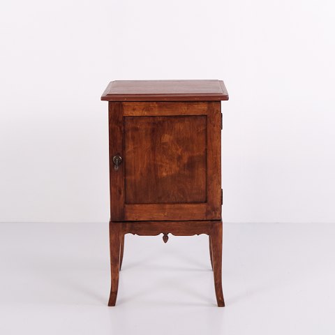 Table de Chevet en Bois Foncé avec Garnitures en Laiton et Pieds Fuselés des Années 1940