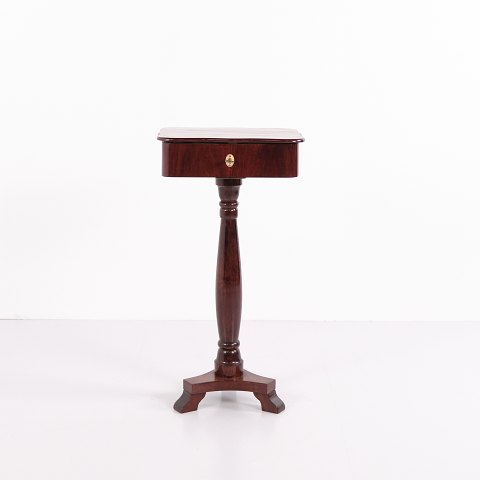 Table à Couture ou Table de Lampe Ancienne en Acajou avec Pied Colonne et Serrure XXe Siècle
