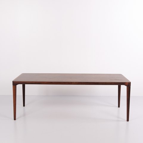 Table Basse Rectangulaire en Palissandre avec Pieds Ronds Fuselés Design Danois Années 1960