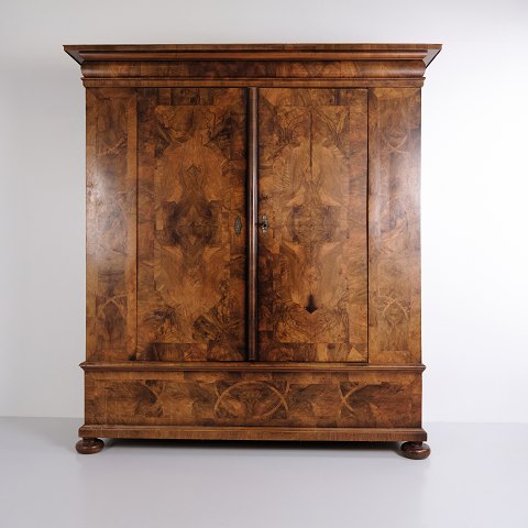 Grande Armoire Baroque Suisse Ancienne en Noyer avec Pieds Tournés Années 1760