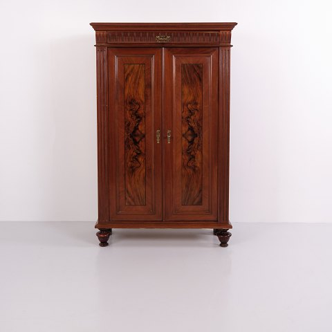 Grande Armoire Ancienne en Noyer Poli à la Main avec Décor Sculpté, Années 1880