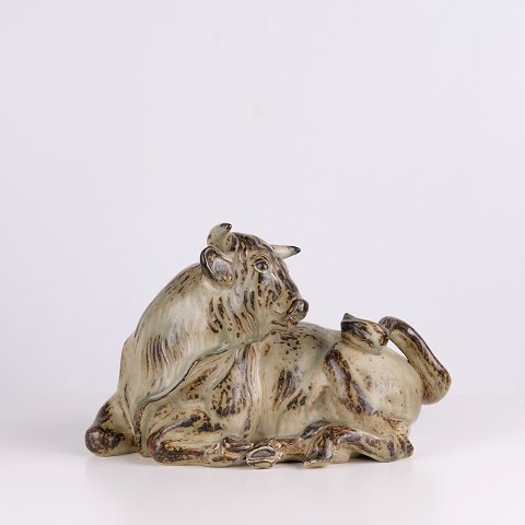 Grande Sculpture de Taureau Couché en Grès No 2595 par Knud Kyhn pour Royal Copenhagen, 1949