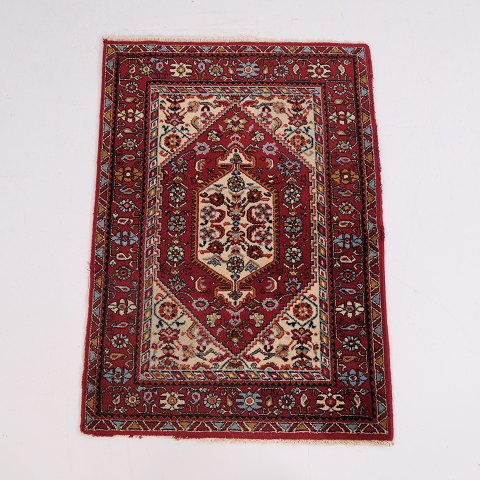 Tapis Oriental avec Médaillon et Motif Floral dans des Tons Rouges 130 x 91 cm