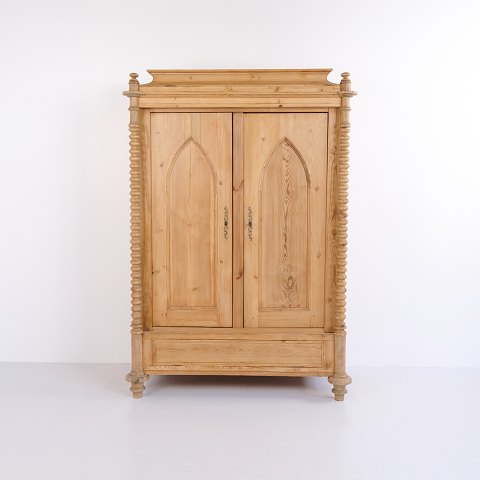 Armoire Ancienne en Pin avec Détails Sculptés du XXe Siècle