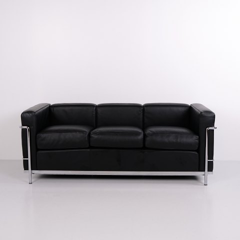 Canapé LC2 Trois Places en Cuir Noir d’Origine et Acier Chromé par Cassina