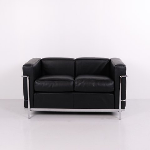 Canapé LC2 Deux Places en Cuir Noir et Acier Chromé par Cassina