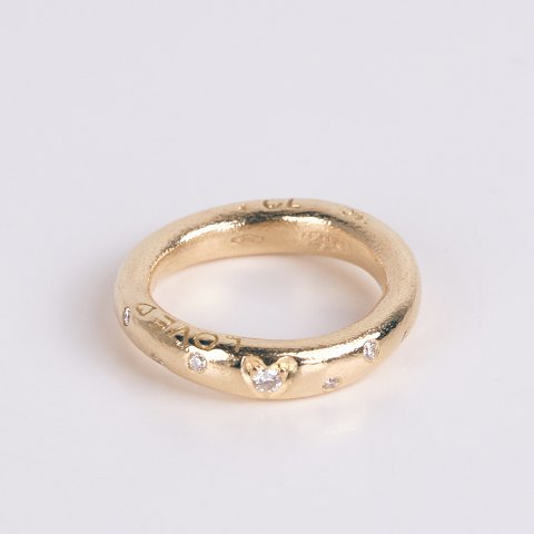Bague Ole Lynggaard Love en or 18 carats avec un cœur de diamants et 6 diamants le long de l’anneau