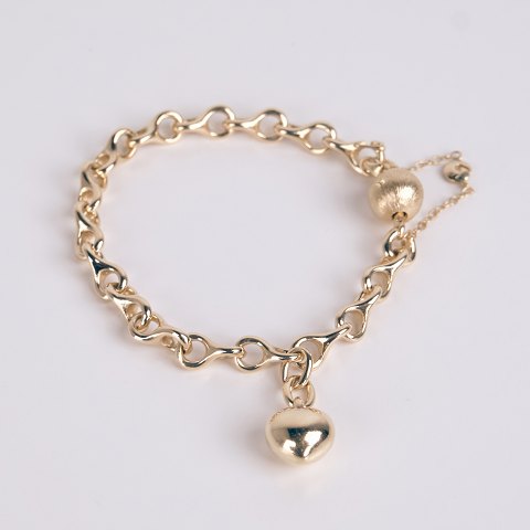 Bracelet en or Ole Lynggaard en or 14 carats avec maille iconique en forme de huit, pendentif cœur et fermoir d