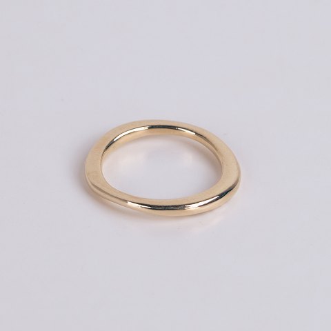 Bague Ole Lynggaard en or 14 carats gravée du mot « Love ».