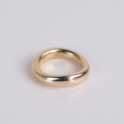 Bague Ole Lynggaard en or 14 carats gravée du mot « Love »