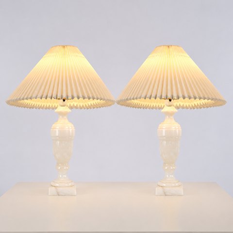 Paire de Lampes de Table Danoises en Albâtre Blanc avec Abat-jour Plissés Années 1960