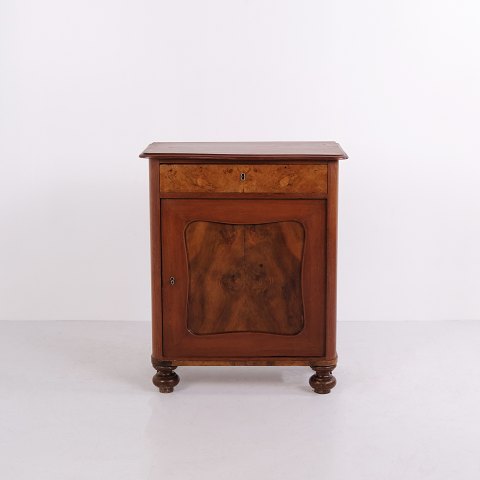 Petit Meuble Ancien en Acajou avec Placage de Loupe XIXe Siècle
