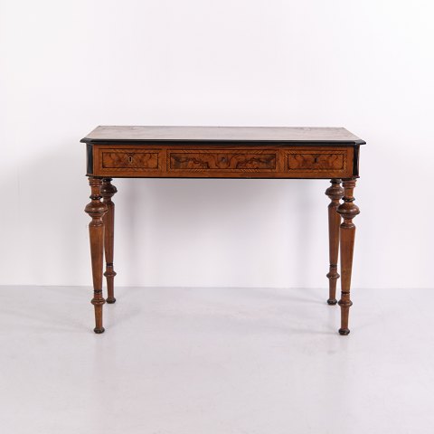 Petit Bureau Ancien en Noyer avec Placage de Loupe ca. 1880