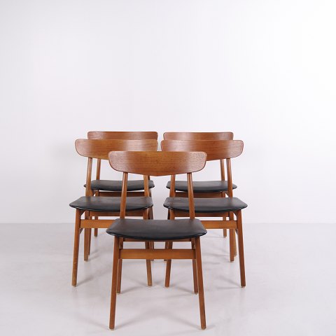 Ensemble de 5 Chaises de Salle à Manger Danoises en Teck avec Assise Noire Années 1960