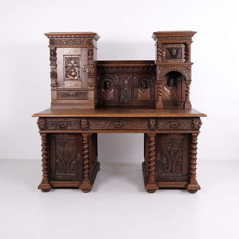 Bureau Monumental Néo-Renaissance avec Superstructure Sculptée vers 1880–1900