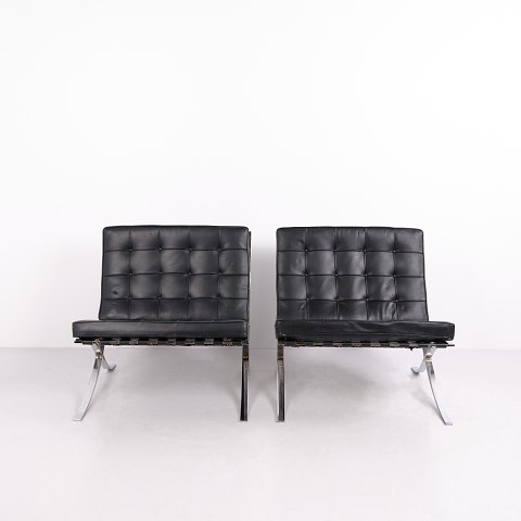 Paire de Fauteuils Barcelona Ludwig Mies van der Rohe en Cuir Noir KnollStudio