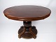 Ovale dining table of mahogany, in great vintage condition from the 1890s. 
5000m2 showroom.
