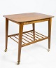 Sidebord med hylde og på hjul, i teak af dansk design fra 1960erne. 
5000m2 udstilling.