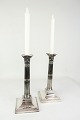 Sæt Af 2 Lysestager - Louis Seize Stil - Sterling Sølv 925 - Dekoreret Med 
Perlekant - Engelsk - 1920erne
Flot stand

