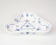 Trekantet Asiet - Nr. 1/2211 - Porcelæn - Musselmalet Riflet - Royal Copenhagen
Flot stand
